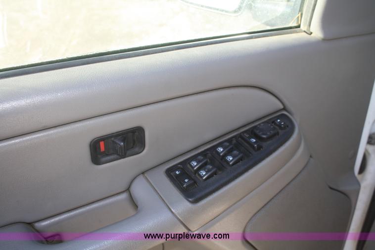 image for item A3981 2006 Chevrolet Suburban 2500 SUV