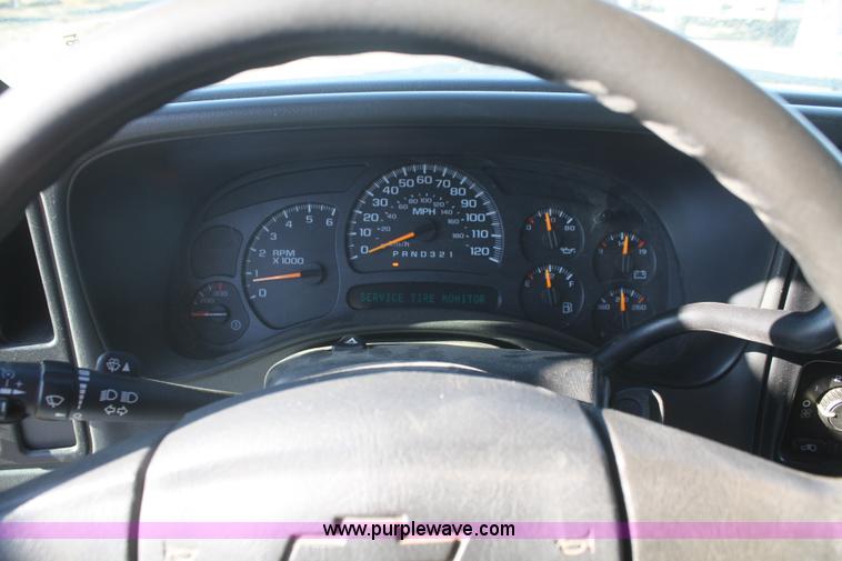 image for item A3981 2006 Chevrolet Suburban 2500 SUV