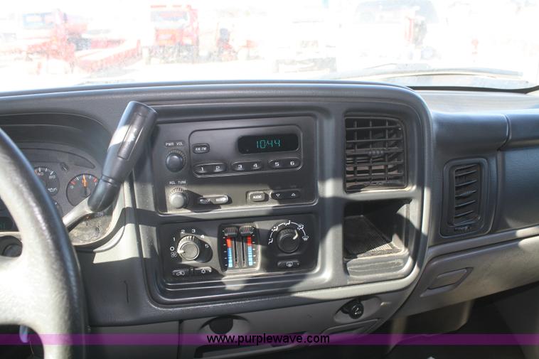 image for item A3981 2006 Chevrolet Suburban 2500 SUV