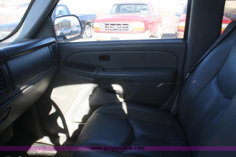 image for item A3981 2006 Chevrolet Suburban 2500 SUV