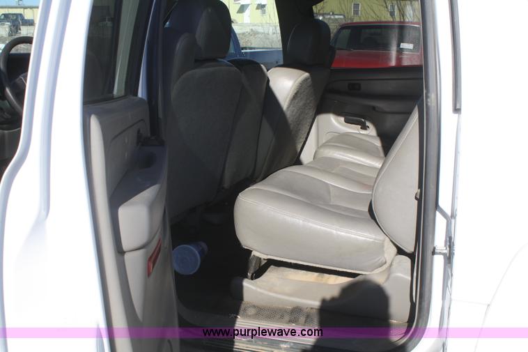 image for item A3981 2006 Chevrolet Suburban 2500 SUV