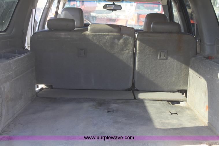 image for item A3981 2006 Chevrolet Suburban 2500 SUV