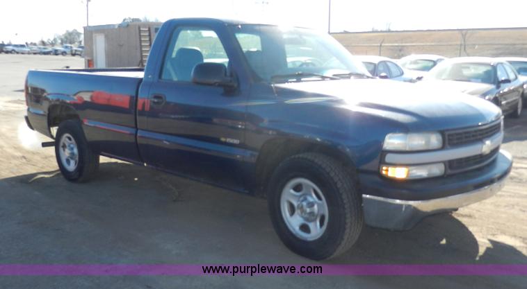 image for item A3986 2002 Chevrolet Silverado 1500 pickup truck