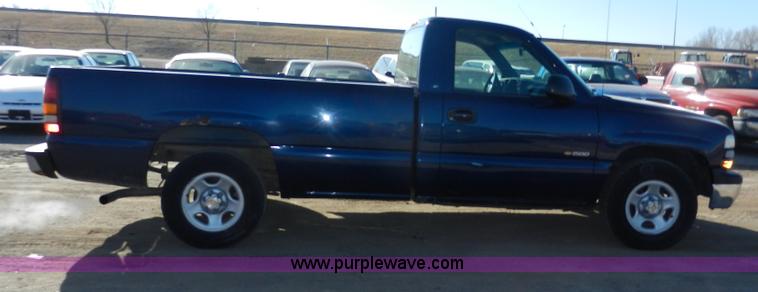 image for item A3986 2002 Chevrolet Silverado 1500 pickup truck