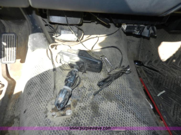 image for item A3986 2002 Chevrolet Silverado 1500 pickup truck