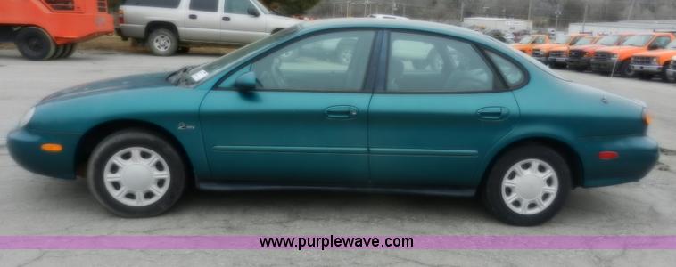 image for item A3990 1996 Ford Taurus GL