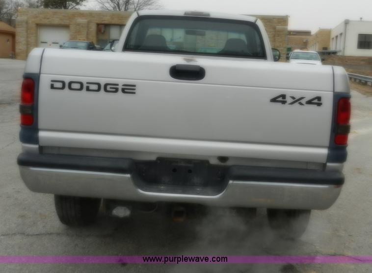 image for item A3991 2002 Dodge Ram 2500 SLT pickup truck