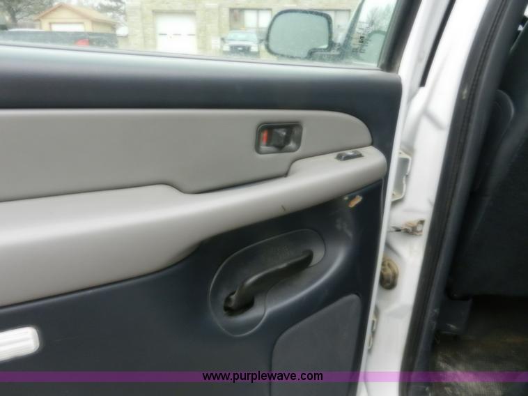 image for item A3992 2002 Chevrolet Suburban 1500 SUV