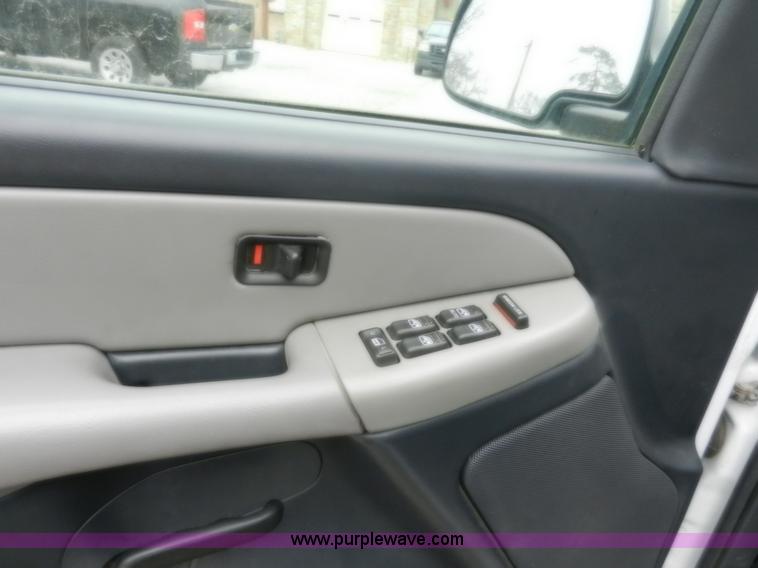 image for item A3992 2002 Chevrolet Suburban 1500 SUV