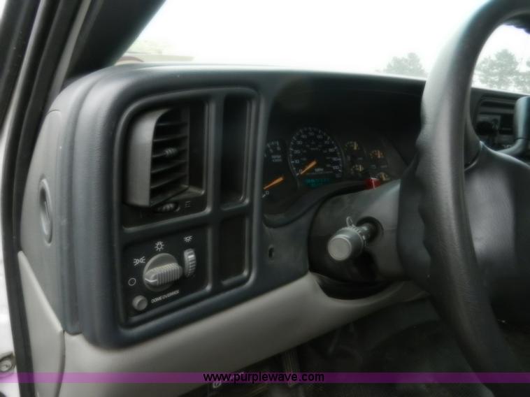 image for item A3992 2002 Chevrolet Suburban 1500 SUV