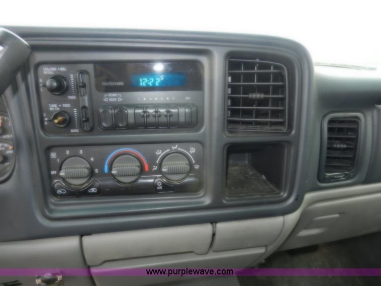 image for item A3992 2002 Chevrolet Suburban 1500 SUV