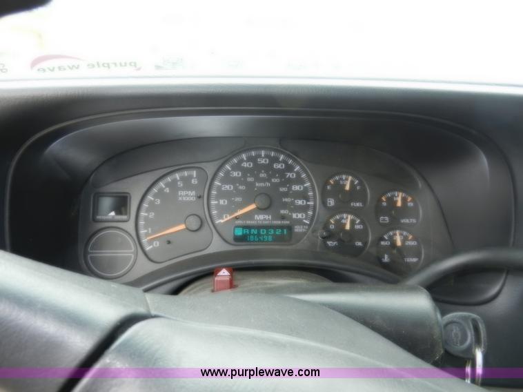 image for item A3992 2002 Chevrolet Suburban 1500 SUV