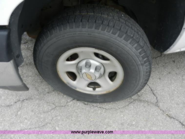 image for item A3992 2002 Chevrolet Suburban 1500 SUV