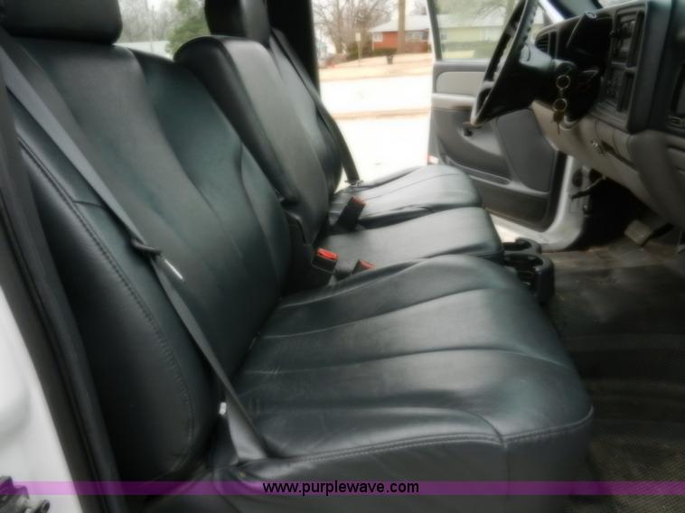 image for item A3992 2002 Chevrolet Suburban 1500 SUV