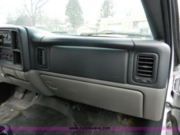 image for item A3992 2002 Chevrolet Suburban 1500 SUV