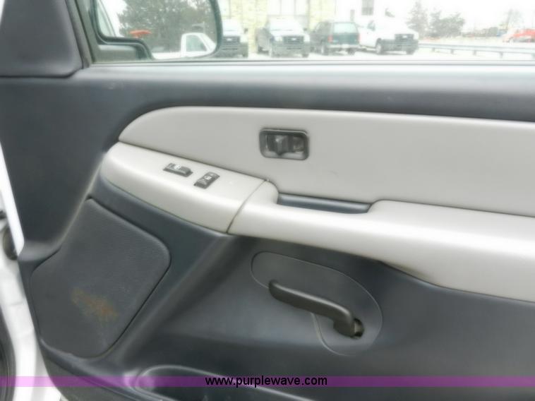 image for item A3992 2002 Chevrolet Suburban 1500 SUV