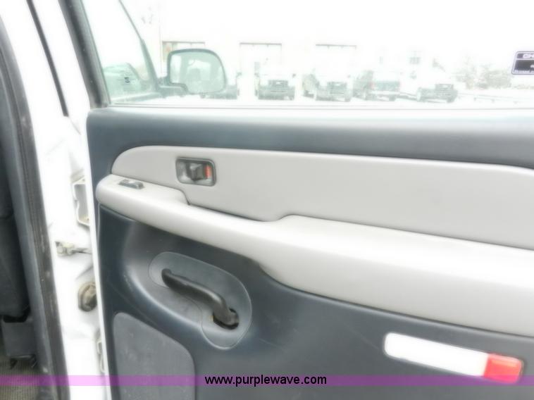 image for item A3992 2002 Chevrolet Suburban 1500 SUV