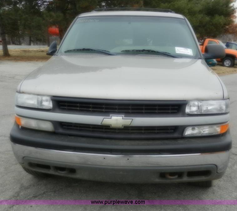 image for item A3993 2001 Chevrolet Suburban 1500 SUV
