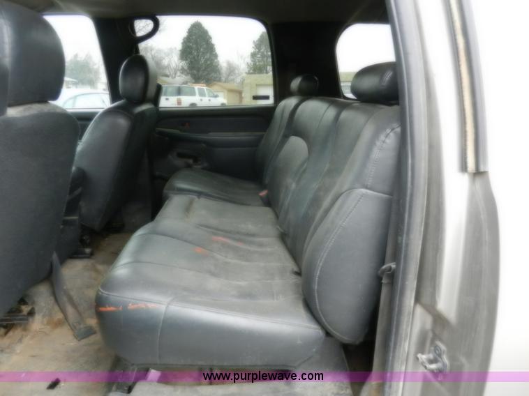 image for item A3993 2001 Chevrolet Suburban 1500 SUV