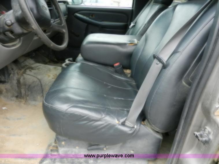 image for item A3993 2001 Chevrolet Suburban 1500 SUV