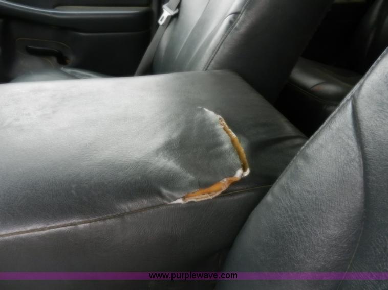 image for item A3993 2001 Chevrolet Suburban 1500 SUV