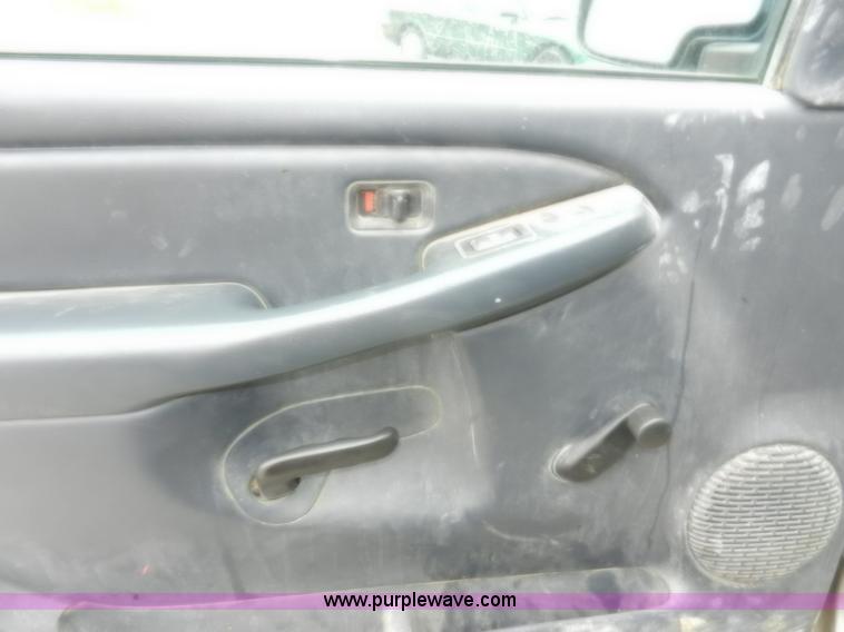 image for item A3993 2001 Chevrolet Suburban 1500 SUV