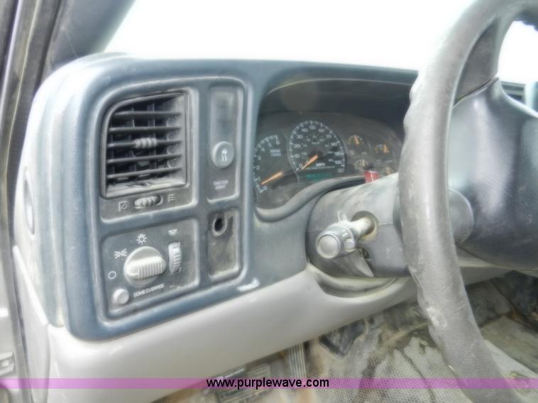 image for item A3993 2001 Chevrolet Suburban 1500 SUV
