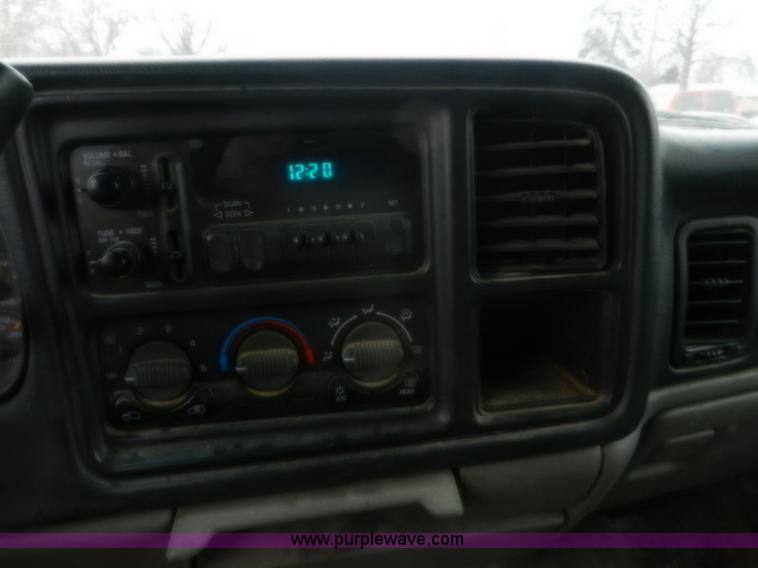 image for item A3993 2001 Chevrolet Suburban 1500 SUV