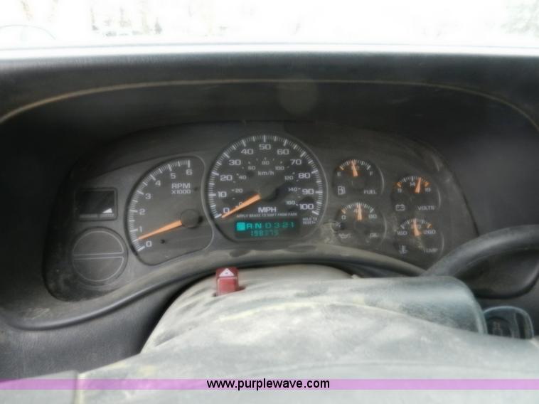 image for item A3993 2001 Chevrolet Suburban 1500 SUV