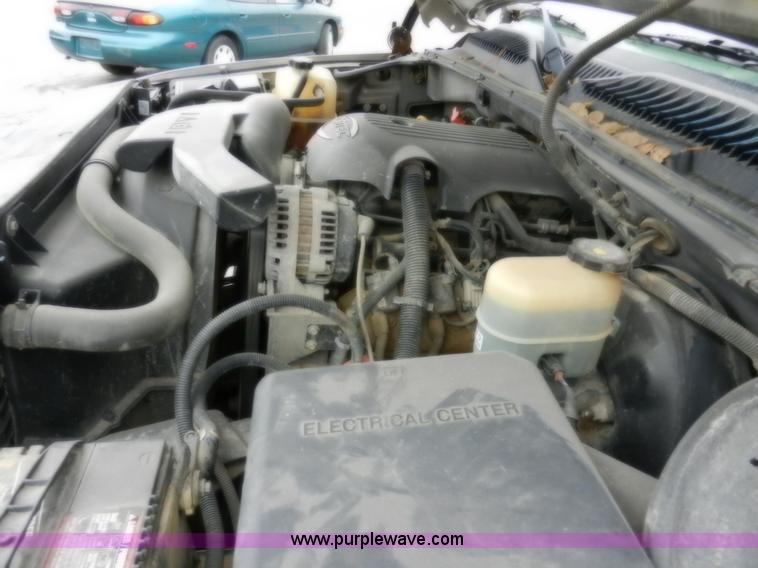 image for item A3993 2001 Chevrolet Suburban 1500 SUV