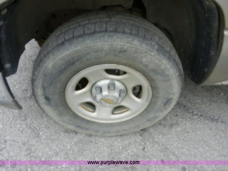 image for item A3993 2001 Chevrolet Suburban 1500 SUV