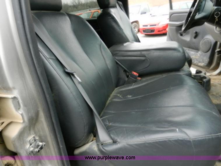 image for item A3993 2001 Chevrolet Suburban 1500 SUV