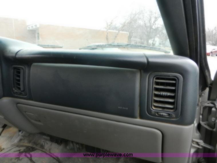 image for item A3993 2001 Chevrolet Suburban 1500 SUV