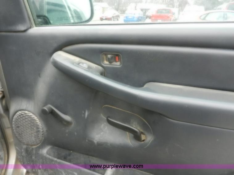 image for item A3993 2001 Chevrolet Suburban 1500 SUV