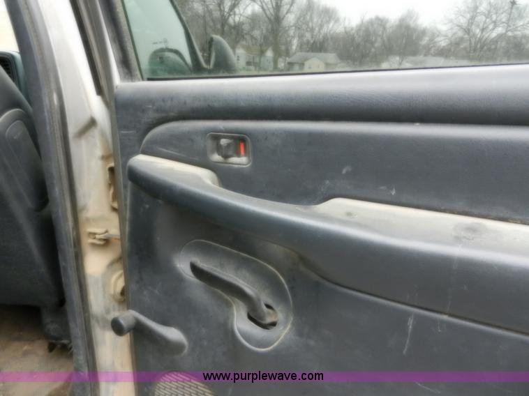 image for item A3993 2001 Chevrolet Suburban 1500 SUV