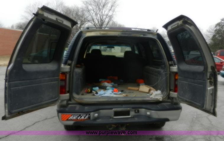 image for item A3993 2001 Chevrolet Suburban 1500 SUV