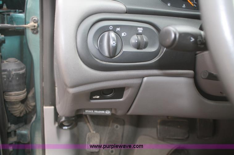 image for item A3996 1998 Ford Taurus LX