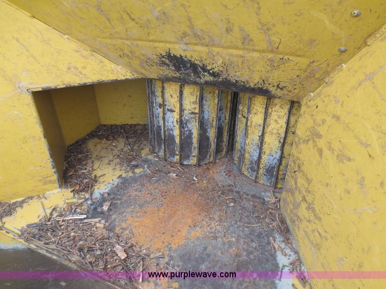 image for item D5790 1997 Vermeer BC1230 wood chipper