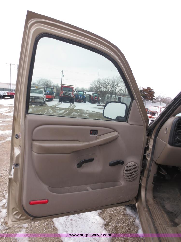 image for item D5793 2006 Chevrolet Silverado 1500 pickup truck