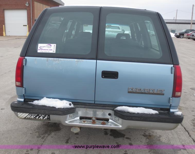 image for item D5798 1993 Chevrolet Suburban C2500 SUV