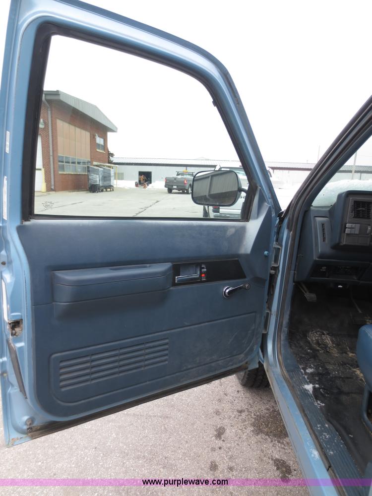image for item D5798 1993 Chevrolet Suburban C2500 SUV