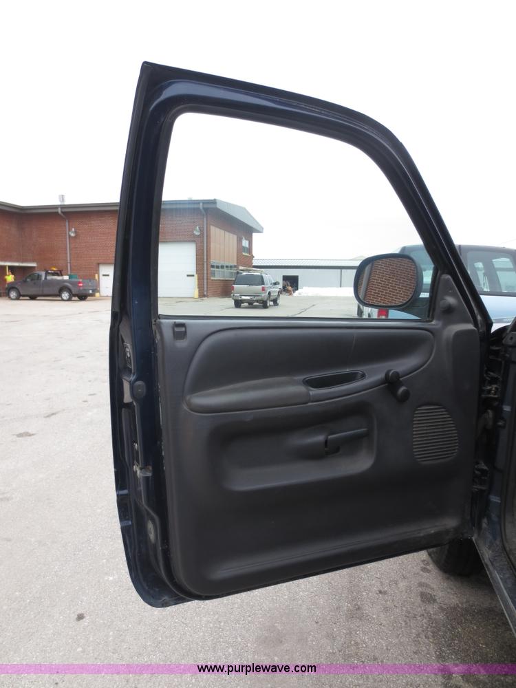 image for item D5799 2001 Dodge Ram 1500 pickup truck