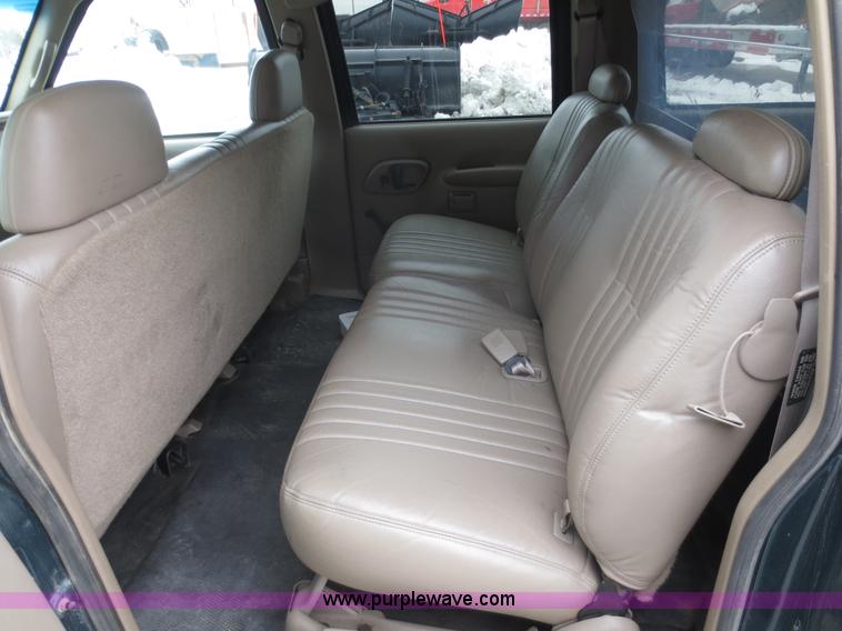 image for item D5800 1998 Chevrolet Suburban C1500 SUV