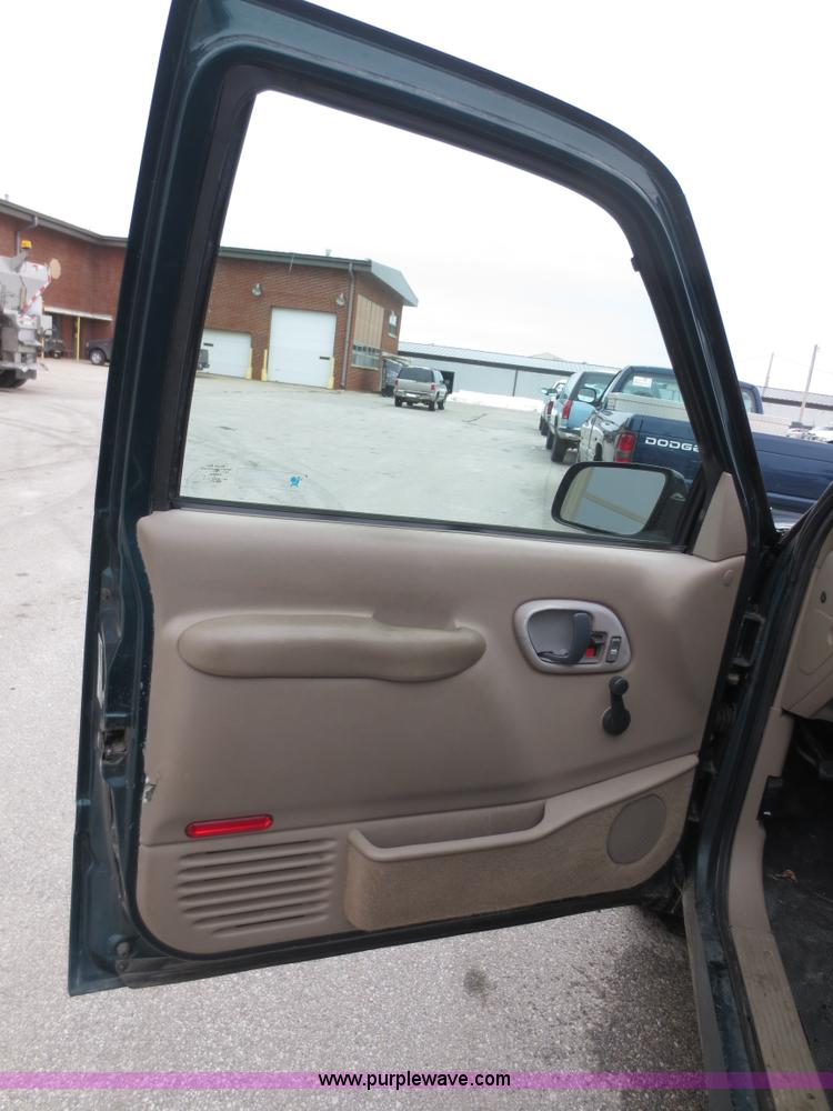 image for item D5800 1998 Chevrolet Suburban C1500 SUV