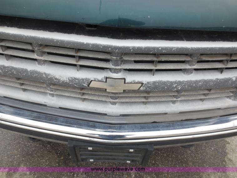 image for item D5800 1998 Chevrolet Suburban C1500 SUV