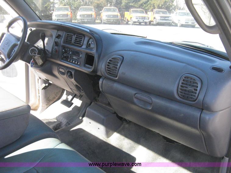 image for item E2882 2001 Dodge Ram 1500 pickup truck