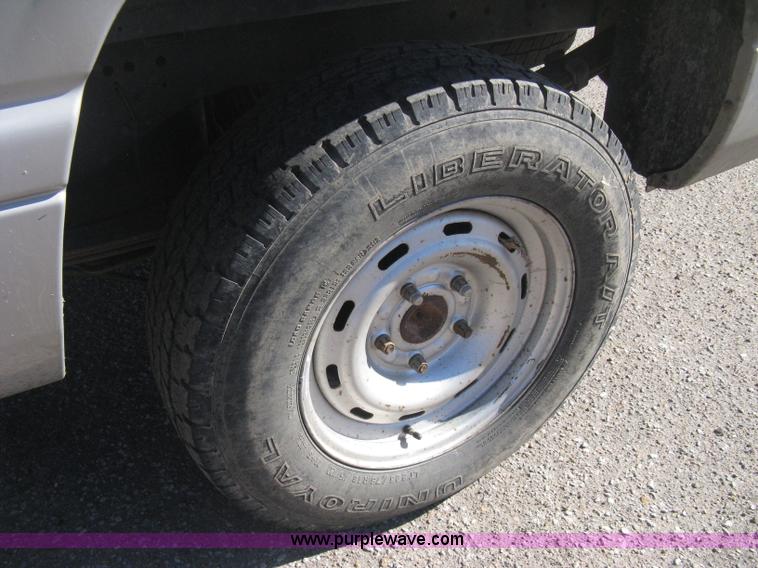 image for item E2882 2001 Dodge Ram 1500 pickup truck