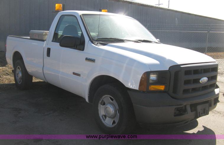image for item E2883 2006 Ford F250 Super Duty XL pickup truck