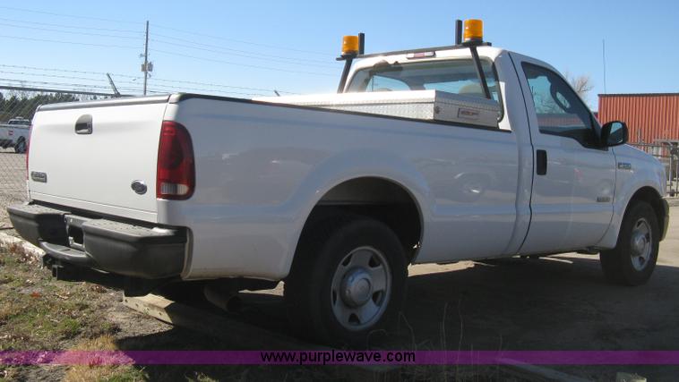 image for item E2883 2006 Ford F250 Super Duty XL pickup truck