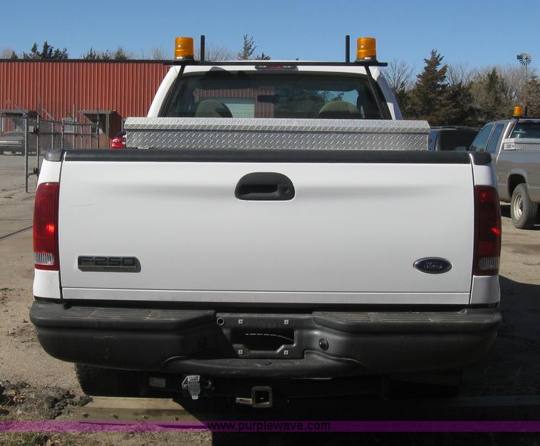 image for item E2883 2006 Ford F250 Super Duty XL pickup truck